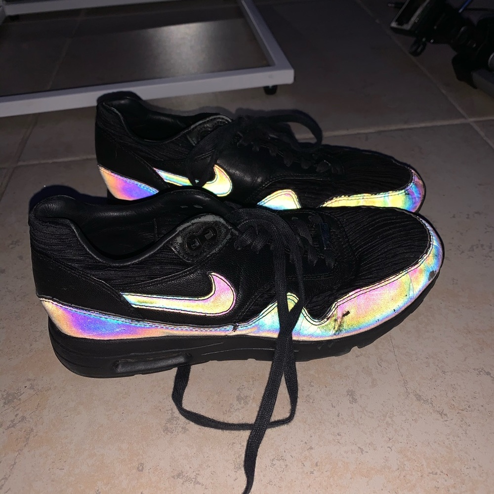black iridescent nike air max’s